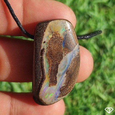 Opale Boulder Pendant